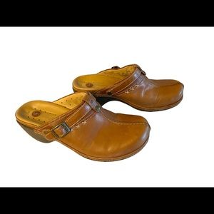 Clarks unstructured leather upper mule clogs